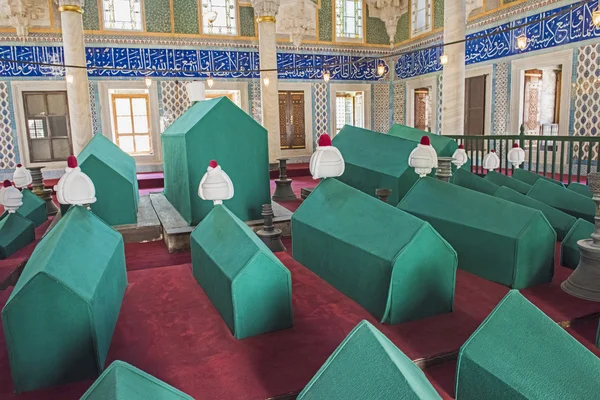 Särge in einem alten türkischen Mausoleum — Stockfoto