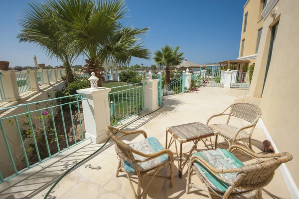 Patio of luxury villa in tropical resort — Stock Photo, Image