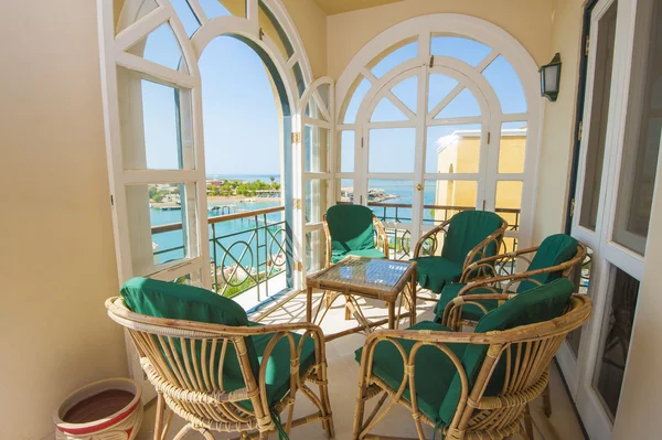 Balkon van een luxevilla met uitzicht op zee — Stockfoto