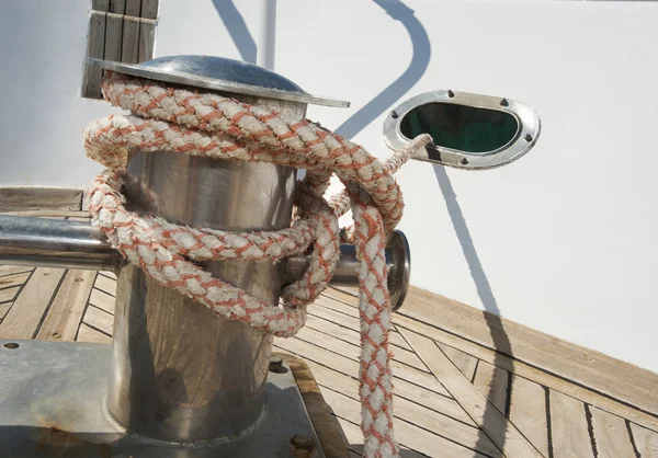 Closeup of a boat capstan and rope — Stock Photo, Image