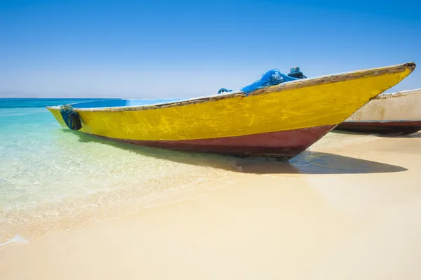 Geleneksel ahşap tekne tropikal bir plajda — Stok fotoğraf