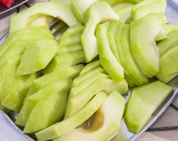 Teller mit frischen Melonenfrüchten — Stockfoto