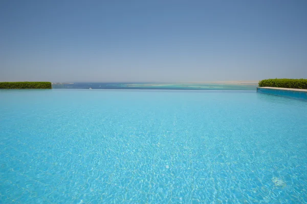 Piscine dans une villa tropicale de luxe — Photo