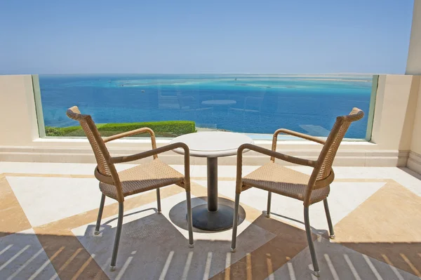 Egy luxus üdülőhely erkélyéről, kilátással a tengerre — Stock Fotó