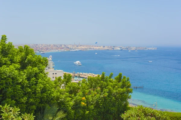 Vista de una ciudad tropical costera — Foto de Stock