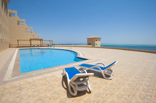 Piscina em um resort tropical de luxo — Fotografia de Stock