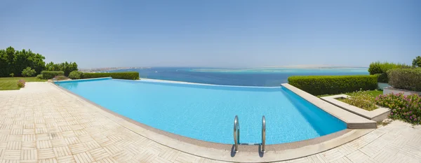 Bazén v luxusní tropické villa — Stock fotografie