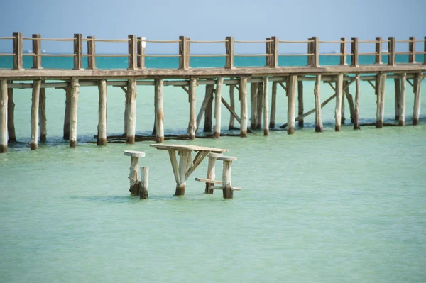 Trä brygga på en tropisk ö stranden — Stockfoto