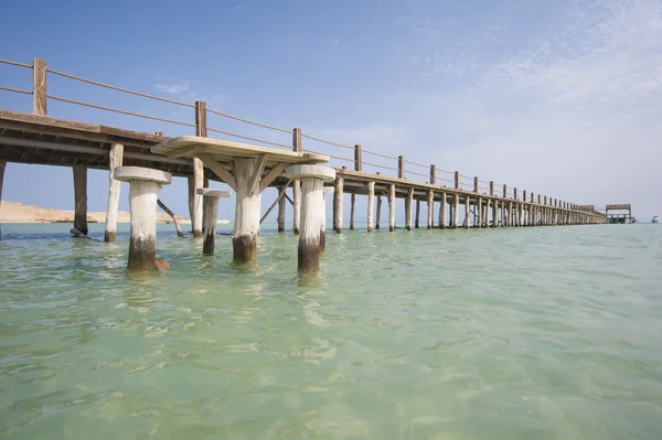 熱帯の島のビーチで木製の桟橋 — ストック写真