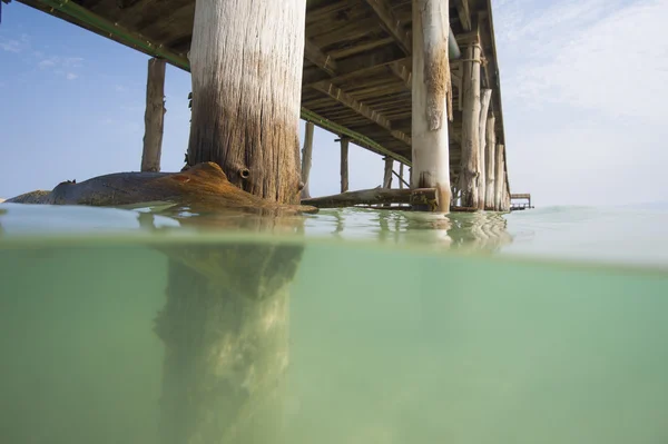 Jetée en bois sur une plage d'île tropicale — Photo