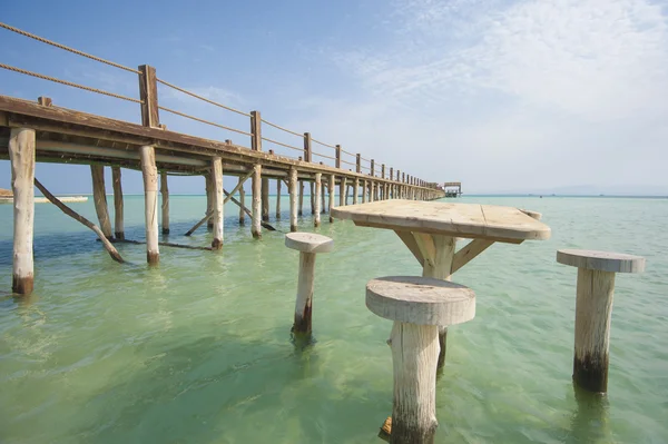 Embarcadero de madera en una playa de isla tropical — Foto de Stock