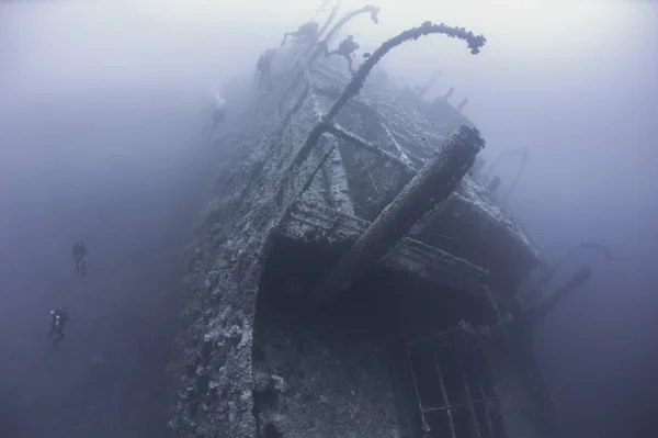 Divers on a deep underwater shipwreck — Stock Photo, Image