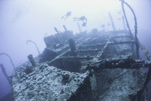 Divers op een diep onderwater schipbreuk — Stockfoto