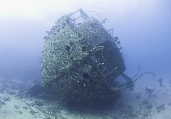 Diver exploring a large shipwreck — Stock Photo, Image