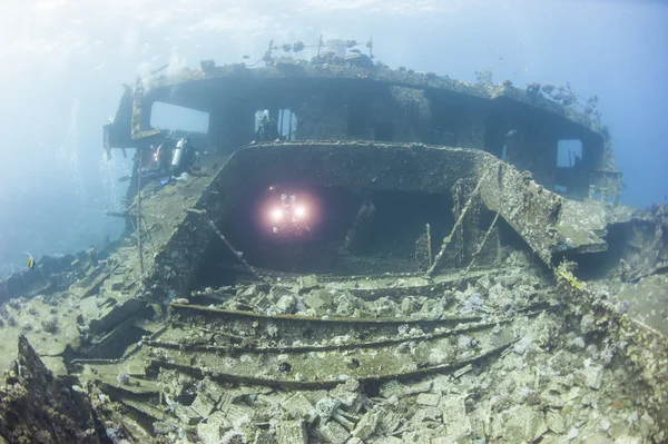 Büyük bir gemi enkazı keşfetmek dalgıç