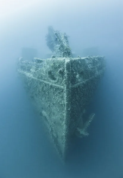 Bug eines großen Unterwasser-Schiffswracks — Stockfoto