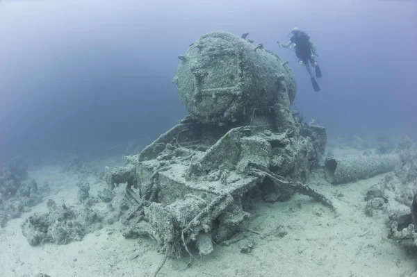 蒸气机车残骸在海底 — 图库照片
