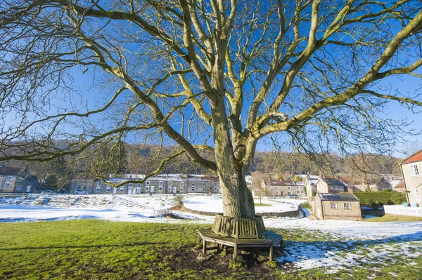 Engelse plattelandsdorpje landschap in de winter — Stockfoto