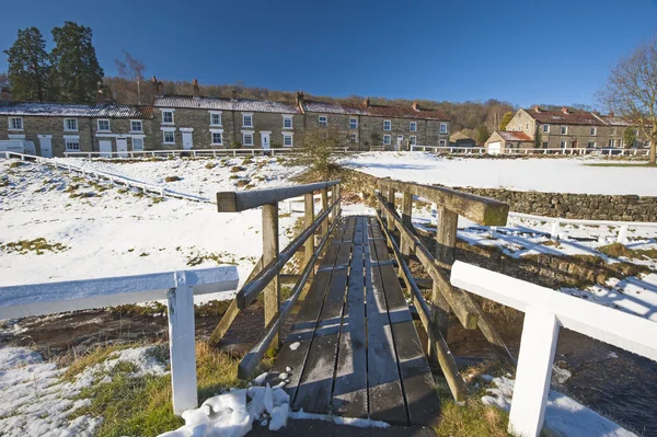 Engelse plattelandsdorpje landschap in de winter — Stockfoto