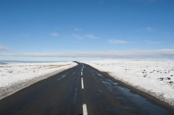 Country road through winter rural scene — Stock Photo, Image