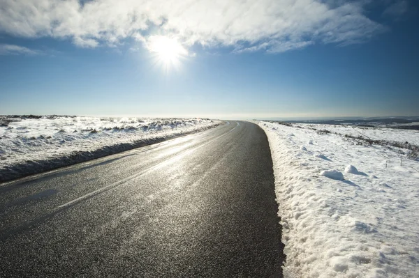 Country road through winter rural scene — Stock Photo, Image