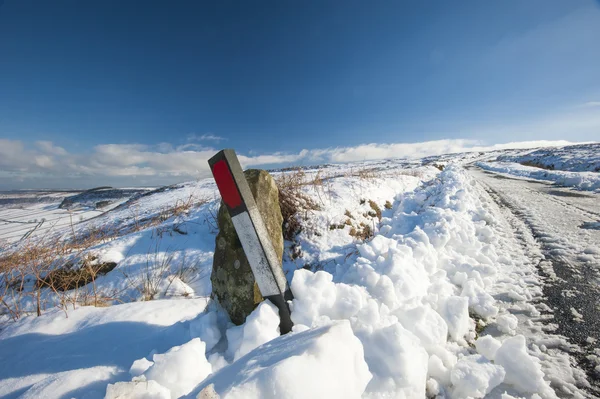 Country road through winter rural scene — Stock Photo, Image