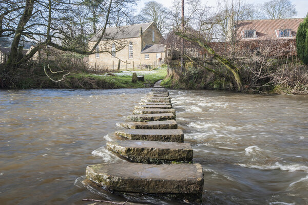 Шагающие камни над маленькой рекой
