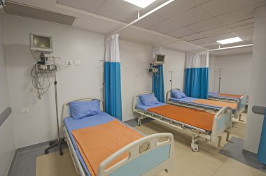 Hastane koğuşunda yataklar