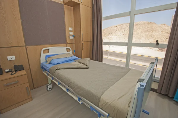Кровать в палате больницы — стоковое фото