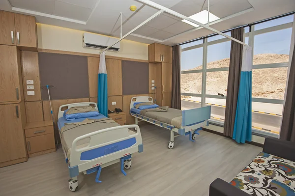 Beds in a hospital ward — Stock Photo, Image