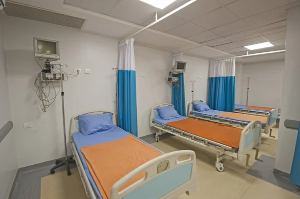 Bedden in een ziekenhuis ward — Stockfoto