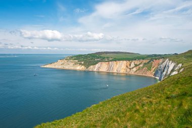 Okyanusa bakan bir körfezdeki sarp kayalıklarla çarpıcı güzellikteki sahil manzarasının panoramik manzarası