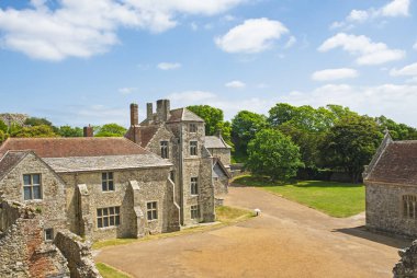 Mimari ve tasarımı gösteren eski ortaçağ Anglo-Sakson şatosu kalıntıları içindeki büyük salon manzarası