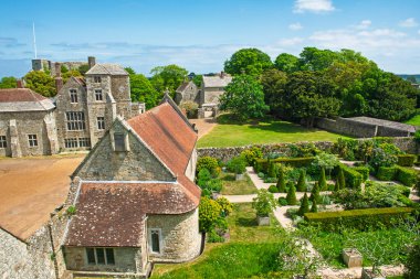 Eski İngiliz ortaçağ Anglo-Sakson şatosunun iç kısımlarına hava manzarası süslemeli Edward dönemi tarzı bahçe ve şapel.