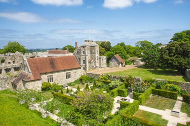 Eski İngiliz ortaçağ Anglo-Sakson şatosunun iç kısımlarına hava manzarası süslemeli Edward dönemi tarzı bahçe ve şapel.