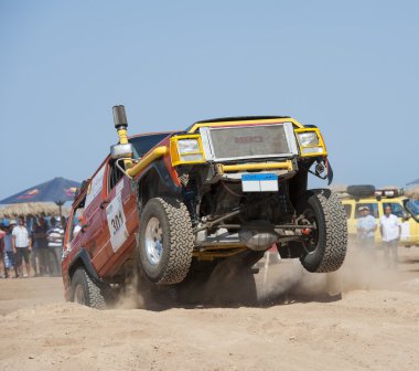 Bir çöl ralli rekabet off-road kamyon