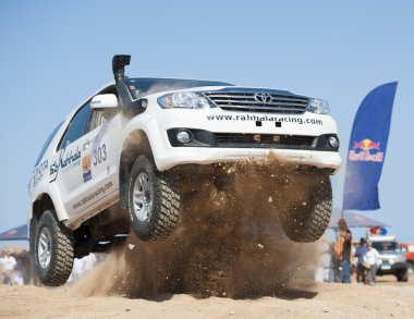 Bir çöl ralli rekabet off-road kamyon