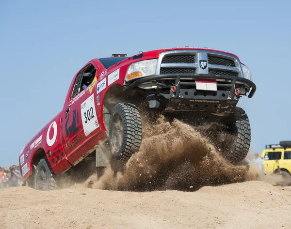 Off-road trucks competing in a desert rally — Stock Photo, Image