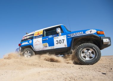 Bir çöl ralli rekabet off-road kamyon