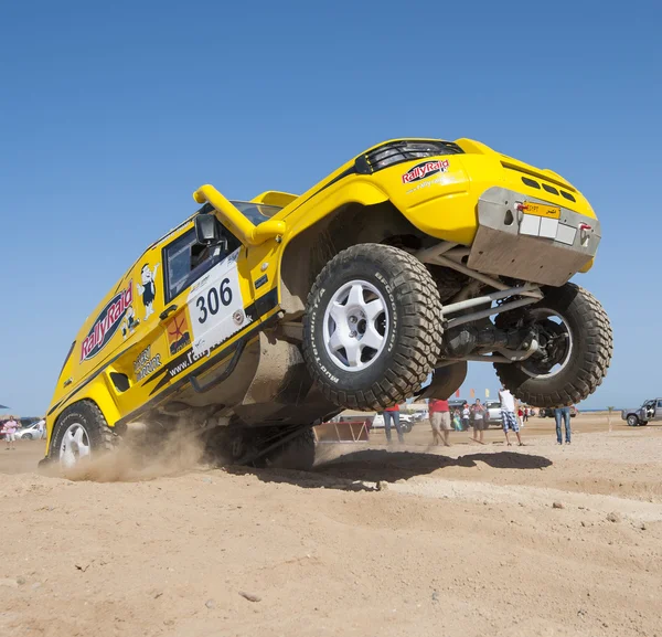 Off-road trucks competing in a desert rally — Stock Photo, Image