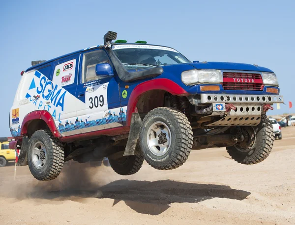 Off-road trucks competing in a desert rally — Stock Photo, Image