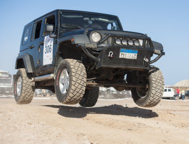Bir çöl ralli rekabet off-road kamyon