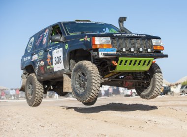 Bir çöl ralli rekabet off-road kamyon