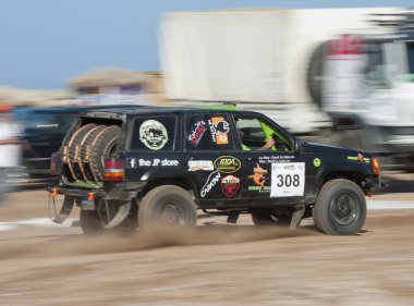 Bir çöl ralli rekabet off-road kamyon