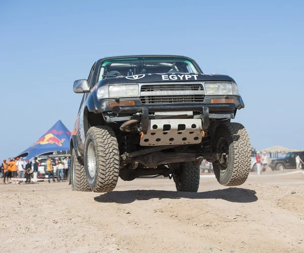 Camion hors route participant à un rallye dans le désert — Photo