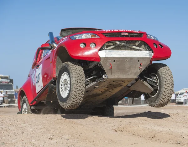 Geländewagen bei Wüsten-Rallye — Stockfoto