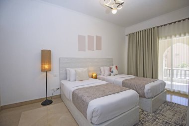 Lüks mobilyaların iç dizayn dekorasyonu, ev odası, mobilyalar ve balkon teraslı ikiz yataklar.