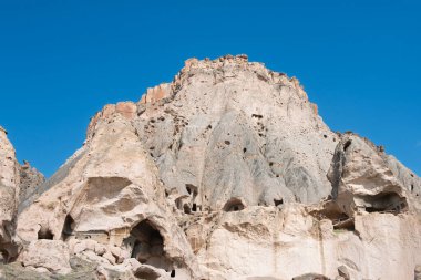 Ihlara Vadisi 'ndeki kaya dağından oyulmuş Bizans yerleşiminin antik konut kalıntılarının mimari ayrıntıları
