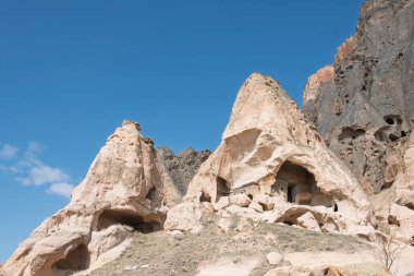 Ihlara Vadisi 'ndeki kaya dağından oyulmuş Bizans yerleşiminin antik konut kalıntılarının mimari ayrıntıları