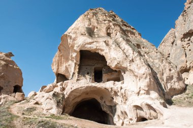 Ihlara Vadisi 'ndeki kaya dağından oyulmuş Bizans yerleşiminin antik konut kalıntılarının mimari ayrıntıları